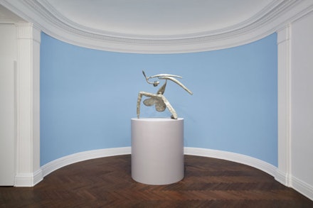 “On One Knee” (1944). <em>Calder: The Complete Bronzes</em>, L&M Arts, New York. Photo: Tom Powel Imaging, Inc. Artwork © 2013 Calder Foundation, New York.