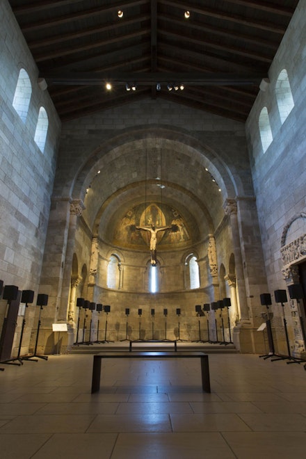 Janet Cardiff, “The Forty Part Motet,”
(2001). Fuentidueña Chapel at The Cloisters Museum and Gardens. Image: The Metropolitan Museum of Art/Wilson Santiago.