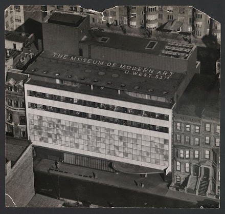 Andreas Feininger. The Museum of Modern Art, New York. Philip Goodwin and Edward D Stone, Façade, aerial view. Image: © The Museum of Modern Art/Licensed by SCALA / Art Resource, NY and Estate of Andreas Feininger.