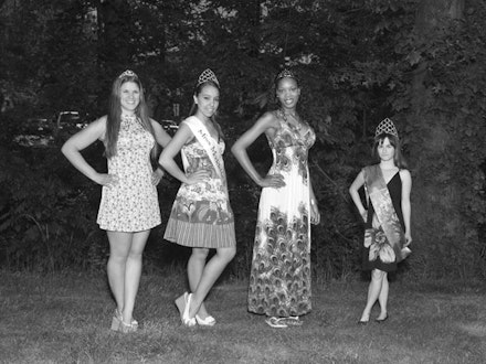 Alec Soth, “Miss Model Contestants. Cleveland, Ohio” (2012). Archival pigment print mounted to Dibond paper: 43 × 56 ̋. © Alec Soth. Courtesy of Sean Kelly, New York.