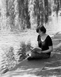 Arthut Ou, <em>Annette Kelm reading 3.001: “A state of affairs is thinkable”: what this means is that we can picture it to ourselves.</em>, 2014. Selenium-toned gelatin print, 7 x 9 in.