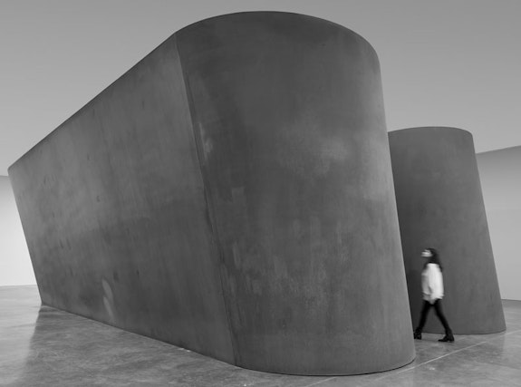 Richard Serra, <em>NJ-1</em>, 2015. Weatherproof steel. Six plates. Overall: 13 feet 9 inches × 51 feet 6 inches × 24 feet 6 inches. Plates: 2 inches thick. © Richard Serra. Photograph by Cristiano Mascaro.
