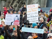 Protesters gather outside Cologne Cathedral with a sign reading “No to violence against women”, 2016. Photo: Elke Wetzig. Used under (CC BY-SA 4.0).