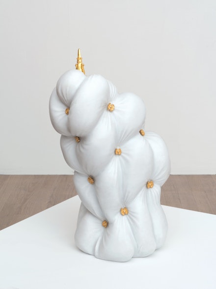 <p>Jonathan Monaghan, <em>The Unicorn in Bondage</em>, 2017. Carrara marble, 3D printed steel. 27 x 13.5 x 15 inches. Courtesy bitforms gallery, New York. Photo: John Berens.</p>