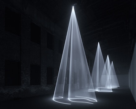<p><em>Anthony McCall: Solid Light Works </em>(exhibition view). Photo courtesy of Pioneer Works.</p>