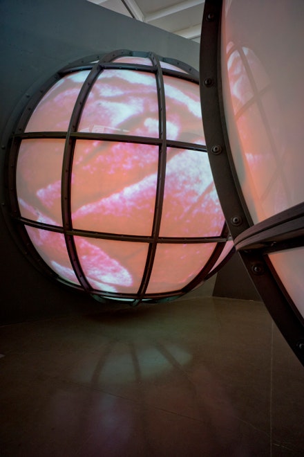 Mel Chin, <em>Sea to See (Version 2.0)</em>, 2014/2018. Wood, glass, steel, projection coating, pain, projectors, speakers, and CPUs, 34 x 36 feet (installation), 12 feet (hemisphere diameter). Courtesy the Queens Museum. Photo: Hai Zhang.