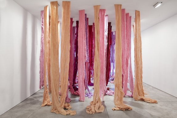 Cecilia Vicuña, <em>Quipus Visceral</em>, 2017. Site-specific installation of dyed, unspun wool, dimensions variable. Courtesy the artist and Lehmann Maupin, New York and Hong Kong. Photo: Matthew Herrmann.