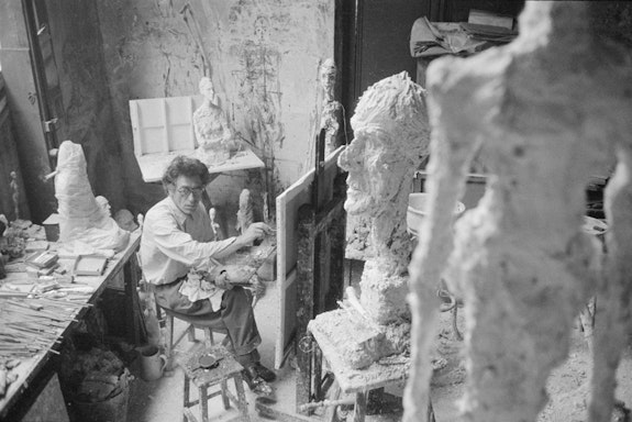 Alberto Giacometti painting in his Paris studio, 1958. Photo: Ernst Scheidegger
© 2018 Stiftung Ernst Scheidegger‐ Archiv, Zuürich