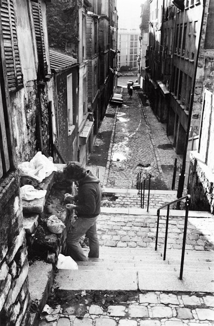 <p>Simonds constructing <em>Dwelling</em>, Passage Julien Lacroix, Belleville, Paris, 1976. Photo: Andre Morain.</p>