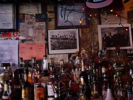Behind the bar at Hank’s Saloon, 2017. Featuring <em>Lunch Atop a Skyscraper</em>, 1932. Photo by the author.