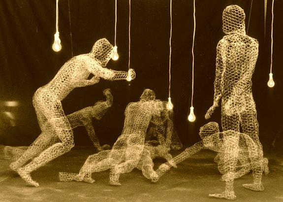 Carolee Thea, <em>Sabine Woman</em>, 1991. Chicken wire, electrical wire, sockets, bulbs, sound, dimensions variable. ©1991/2018 Carolee Thea. Courtesy the artist.
