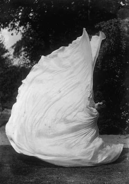 Marie-Louise, called Loïe Fuller (1862-1928), american dance artist. c. 1900. Photo: Samuel Joshua Beckett (fl.1901-1908). Adoc-photos / Art Resource, NY.