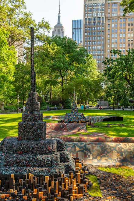 Leonardo Drew, <em>City in the Grass</em>, 2019, Installation view in Madison Square Park, New York. Aluminum, sand, wood, cotton and mastic. 102 x 32 feet. Collection the artist, courtesy Talley Dunn Gallery, Galerie Lelong and Anthony Meier Fine Arts. Photo: Hunter Canning. Courtesy Madison Square Park Conservancy. 