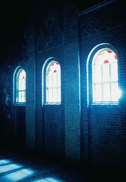 Mischa Kuball, <em>refraction house</em>, 1994, light installation, Synagoge Stommeln, Pulheim / DE Photo: Hubertus Birkner, Cologne. © Archive Mischa Kuball, Düsseldorf / VG Bild-Kunst, Bonn 2019