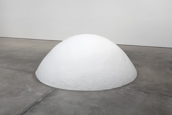 Meg Webster, <em>Mother Mound Salt, </em>2016. Salt. Approx. 42 × 114 in. diameter © Meg Webster. Courtesy Paula Cooper Gallery, New York.<strong> </strong>Photo: Steven Probert.
