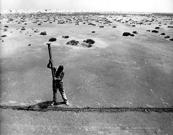Günther Uecker,<em> Action Libyan Desert</em>, 1977. Where Two Lines Meet is a Point, That's Where I Drive My Nail In. Courtesy the Artist, Uecker Archiv. © 2019 Artists Rights Society (ARS), New York / VG Bild-Kunst, Bonn © Wilfried Kaute.
