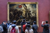 Visitors in front of Delacroix’s <em>Liberty Leading the People</em>. © 2017 musée du Louvre. Photo: Olivier Ouadah.