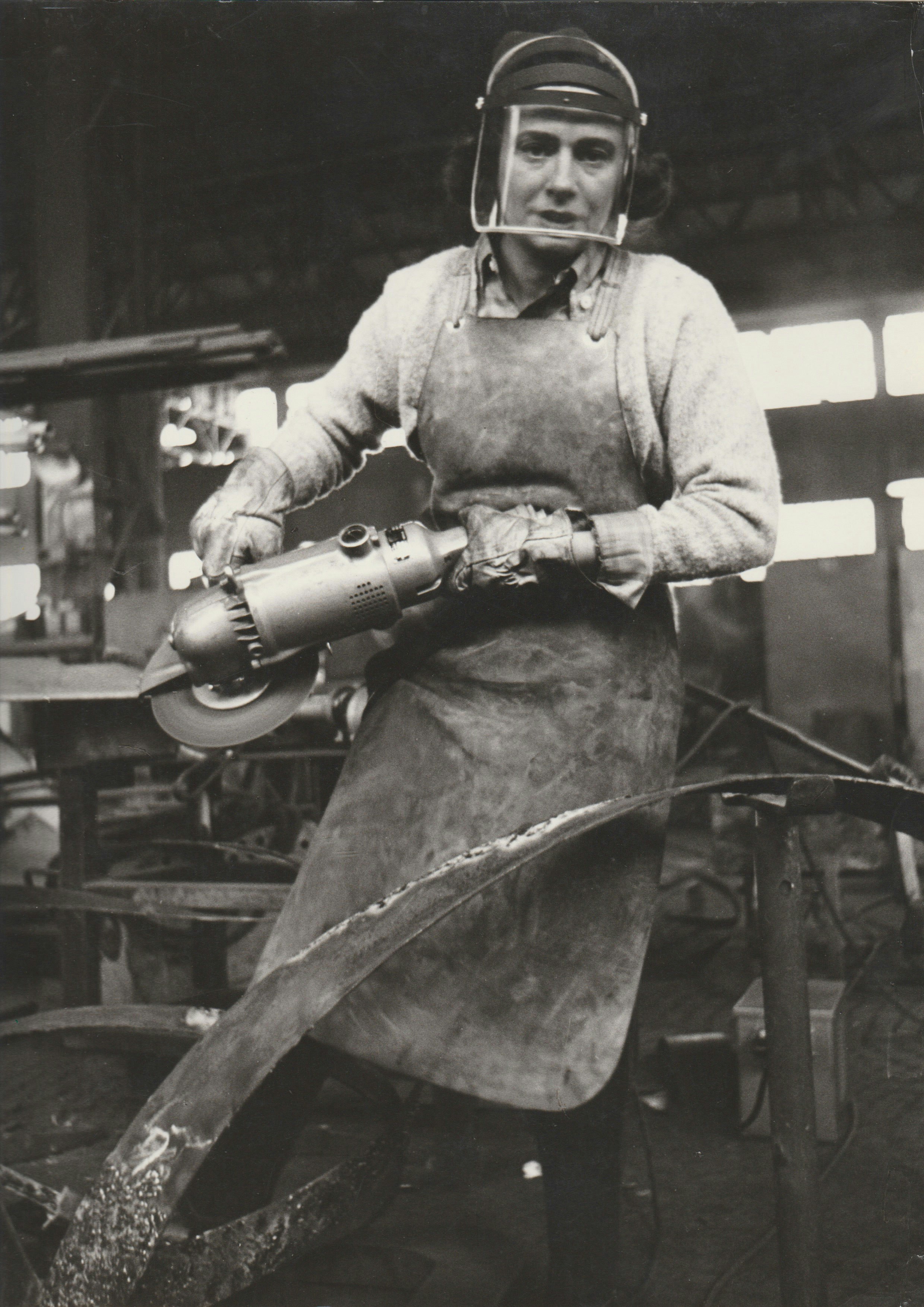 Beverly Pepper at work at the factory in Terni, Italy 1970. Courtesy of Beverly Pepper studio, Italy.