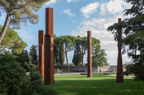 Beverly Pepper, <em>Todi Columns</em>, 2019  Beverly Pepper Park, Todi Italy. Courtesy of Beverly Pepper studio, Italy.
