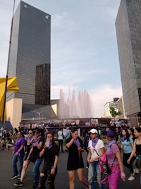 At the Caballito monument on Reforma Avenue, activists dyed the waters of the fountain pink. Photo: David Schmidt.