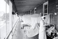 Harris & Ewing, <em>Walter Reed Hospital Flu Ward</em> (c. 1910-1920). 