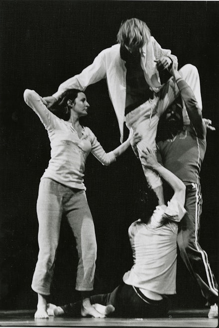 Grand Union at Annenberg Center, University of Pennsylvania, 1974. From left: Brown, Dunn, Gordon, with Paxton on floor. Photo: Robert Alexander Papers, Special Collections, New York University.