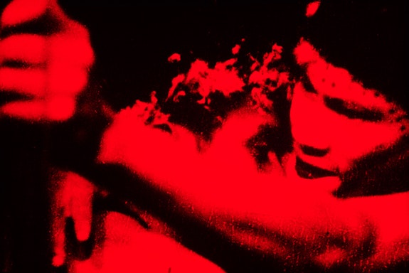 Claudia Andujar, <em>Sem título, Catrimani</em> da série “A floresta,” 1972–76. Filme infravermelho digitalizado e impresso a jato de tinta com pigmento mineral em papel Hahnemuühle Photo Rag Baryt. Cortesia da artista e Galeria Vermelho. 