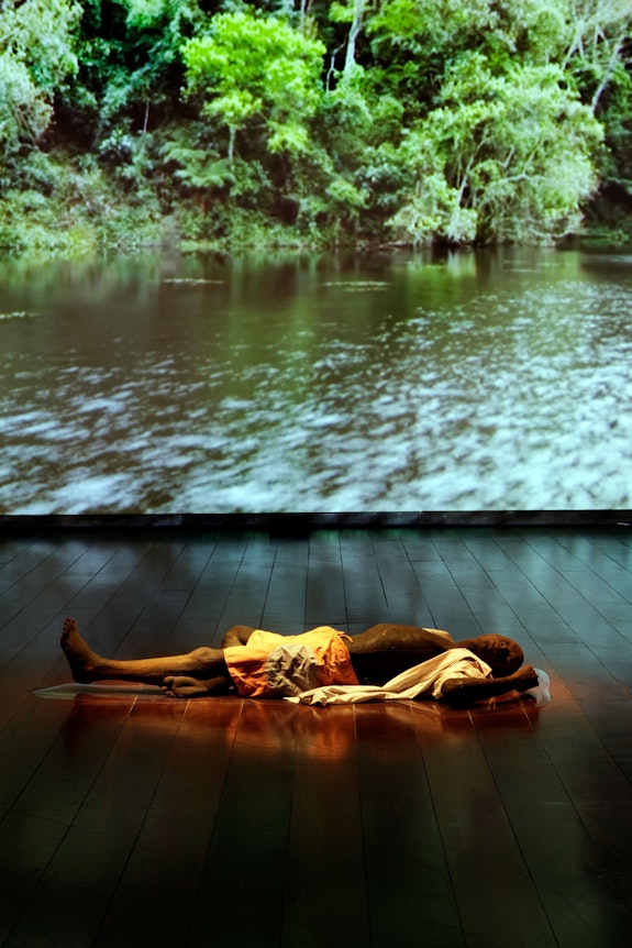 Caetano Dias, <em>Lago Indigente</em>, 2008. Instalacção composta de um corpo em acçúcar fundido (sólido) e vídeo projecção de um lago paradisiíaco. Cortesia da artista.