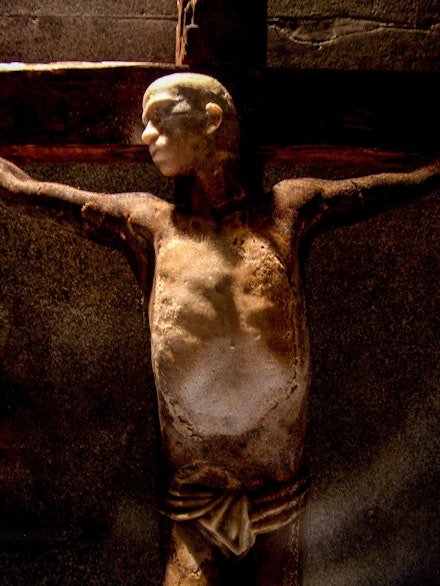 Caetano Dias, <em>Cristo de Rapadura</em>, 2003. Escultura em acçúcar bruto e madeira e fotografia. Cortesia da artista.