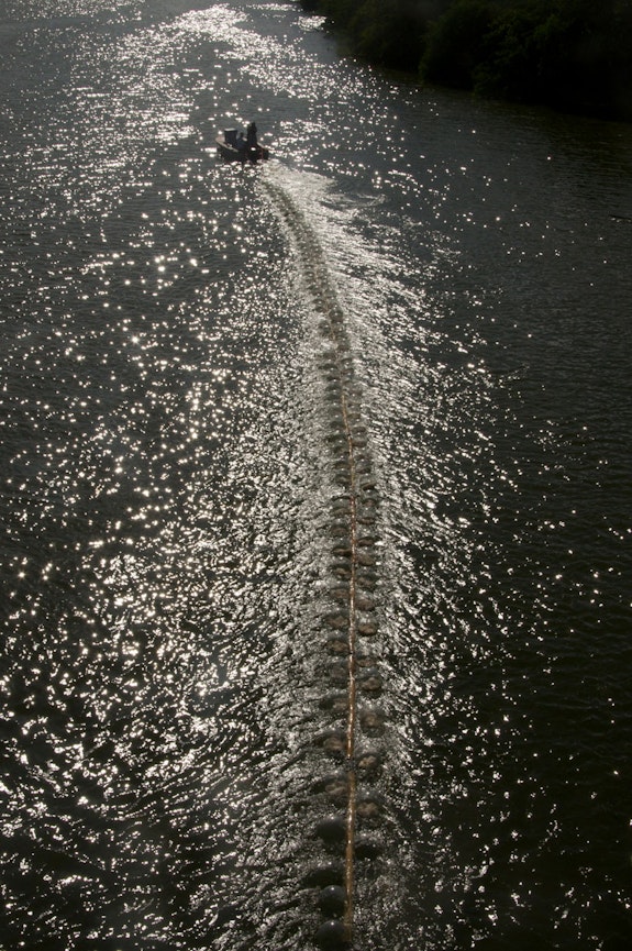 The work <em>Río y Respiro</em> in almost its entire extent. View from the Julia de Burgos bridge in the town of Loíza. Photo: Daniel Ausbury.