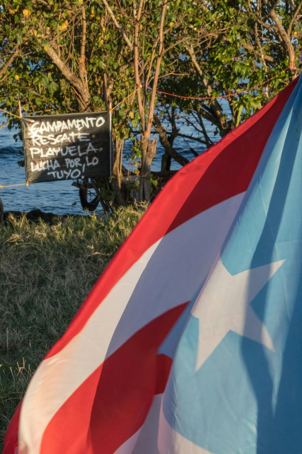 Bandera de Puerto Rico en el campamento de protesta de Playuela. 