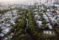 Vista aérea de las comunidades que rodean el Caño Martín Peña, San Juan, Puerto Rico. Imágen cortesía de la Corporación del Proyecto ENLACE del Caño Martín Peña.