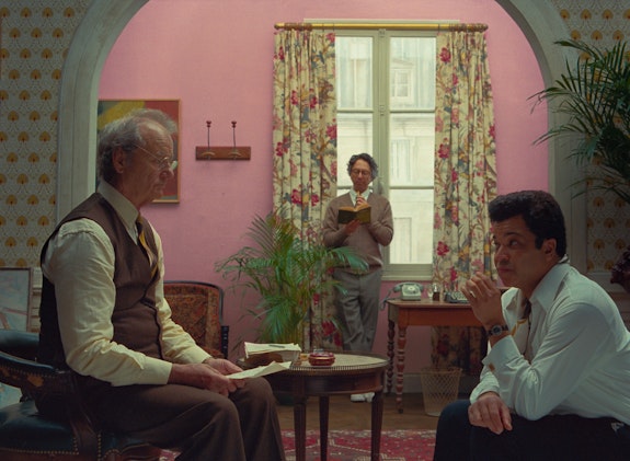 Left to right: Bill Murray, Wally Wolodarsky and Jeffrey Wright in <em>The French Dispatch</em>. Courtesy Searchlight Pictures. © 2021 20th Century Studios All Rights Reserved.