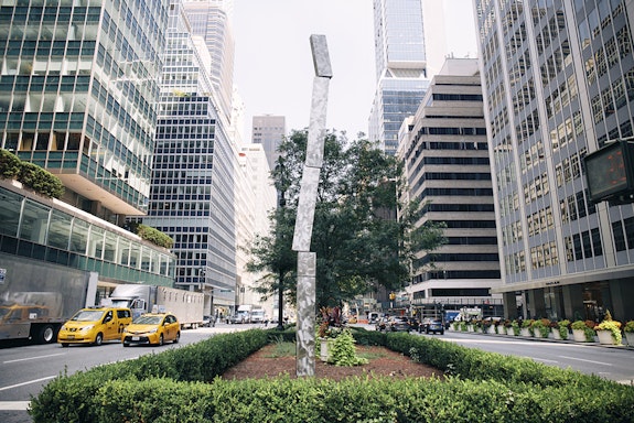 George Rickey, <em>Breaking Column II</em>, 1989. Stainless steel, height 226 inches. © George Rickey Foundation, Inc./Artist Rights Society (ARS), New York. Courtesy of Kasmin, New York.