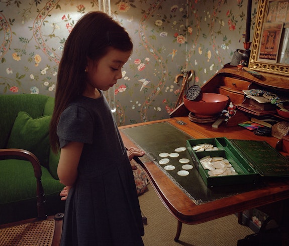 Jeff Wall,<em> Mother of pearl</em>, 2016. Inkjet print, 23 5/8 × 27 3/4 inches. © Jeff Wall. Courtesy the artist and Glenstone Museum.