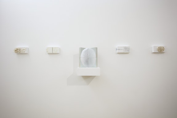 Installation view: <em>Sono Kuwayama: Chiasmus</em>, Ki Smith Gallery, New York, 2021. Courtesy Ki Smith Gallery. Photo: Roman Dean.