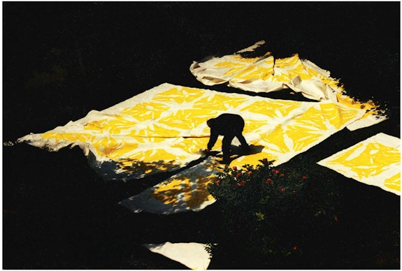 Simon Hantaï cutting out “Tabulas” works, Meun, France, 1995. Artwork © Archives Simon Hantaï/ADAGP, Paris. Photo: Antonio Semeraro. Courtesy Gagosian.