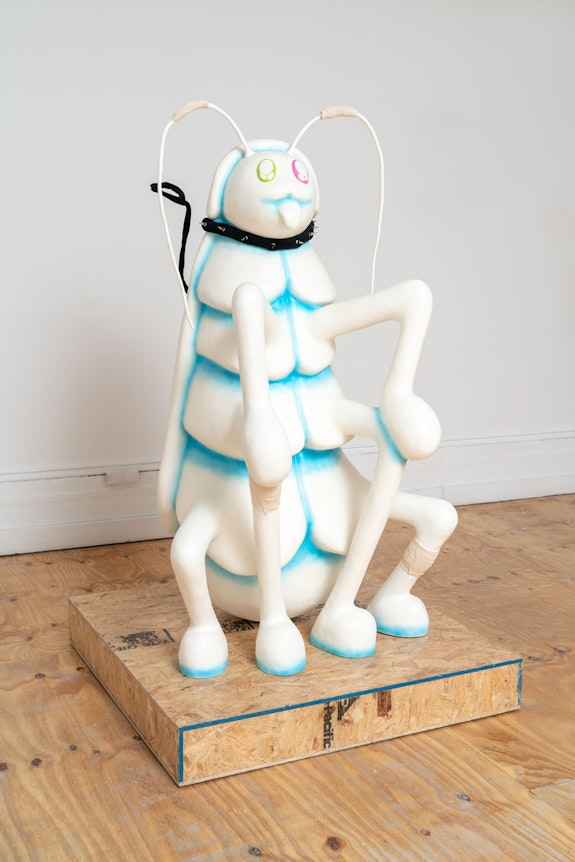 Louis Osmosis, <em>Companion (Hachik?)</em>, 2022. Reinforced paper-mache, polystyrene, epoxy clay, acrylic paint, armature wire, MDF, plywood, PVC pipe, acrylic paint, velveteen, studs, adhesive, and medical gauze. 40 x 40 x 59 inches. Courtesy the artist and Kapp Kapp. Photo: Kunning Huang.