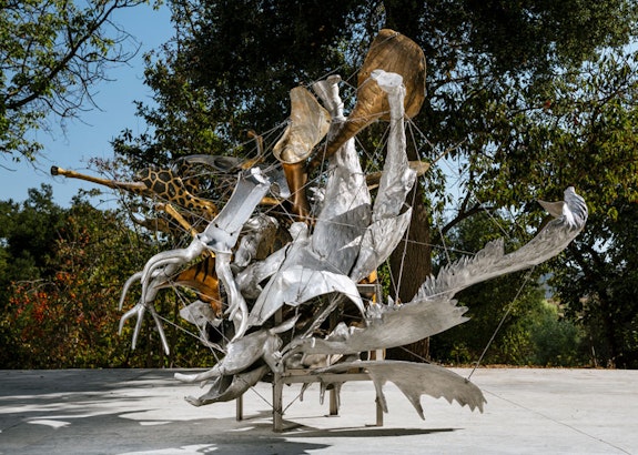 Nancy Rubins, <em>Frito’s Reliable Moon</em> (2019). Aluminum, brass, bronze, stainless steel armature and stainless steel wire cable. 87 x 114 x 137 in. (221 x 289.6 x 348 cm) © Nancy Rubins.
