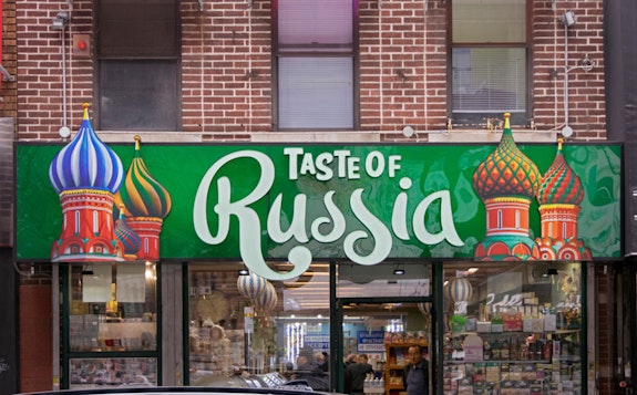 Sign for the TASTE OF RUSSIA food store on Brighton Beach Avenue under the el in South Brooklyn, NewYork. Photo: Ira Berger / Alamy Stock Photo.