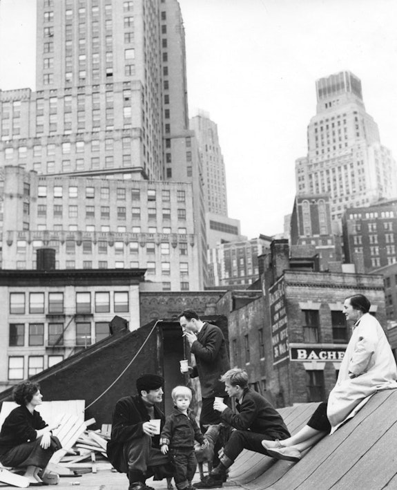 Agnes Martin, Jack Youngerman, Ellsworth Kelly, Robert Indiana, and Delphine Seyrig on a rooftop in Coenties Slip, 1958. Photo by Hans Namuth. © 1991 Hans Namuth Estate, Courtesy Center for Creative Photography, University of Arizona.