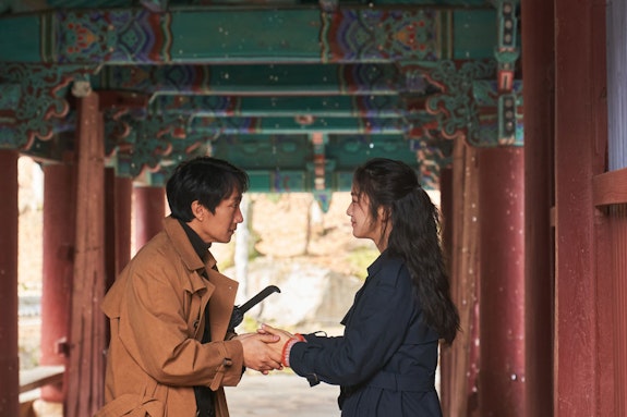 Park Hae-il and Tang Wei in <em>Decision to Leave</em>.