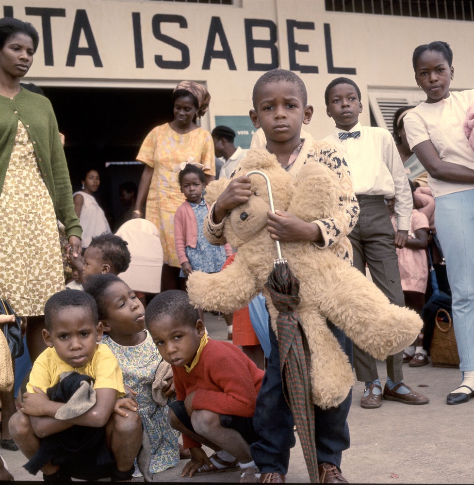 Max Vaterlaus, <em>Santa-Isabel airport. Arrival of the first foreign civilians from Biafra,</em> 1968. Courtesy ICRC.