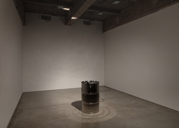 Susan Philipsz, <em>Slow Fresh Fount</em>, 2023. Polished steel barrel and sound, Duration: 03:00 minutes. Courtesy the artist and Tanya Bonakdar Gallery, New York / Los Angeles. Photo: Pierre Le Hors.
