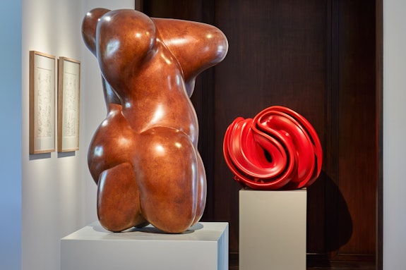 Installation view: <em>Tony Cragg: Sculptures and Works on Paper,</em> The Gallery at Windsor, Vero Beach, Florida, 2023. Courtesy The Gallery at Windsor. Photo: Aric Attas.