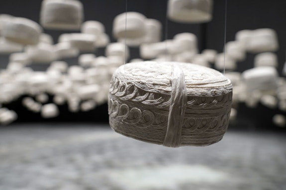 Haroon Gunn-Salie, <em>Amongst Men</em>, 2014/23. 1,000 Material One sculptures,variable dimensions, audio, 12?. Courtesy the artist and Diriyah Biennale Foundation. Photo: Marco Cappelletti.