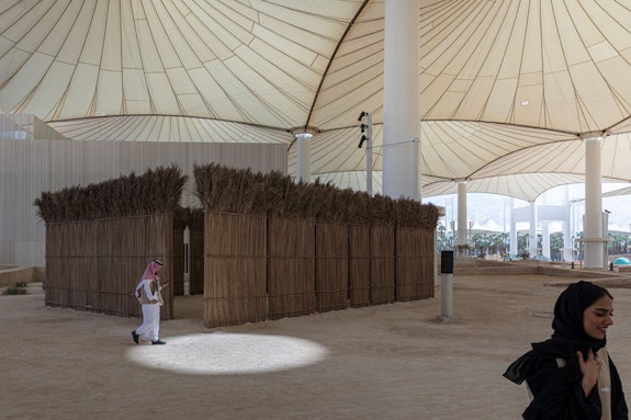 Syn Architects, <em>anywhere can be a place of worship</em>, 2023. Palm, sand, 3 x 12 x 8 meters. Courtesy the artist and Diriyah Biennale Foundation. Photo: Marco Cappelletti.