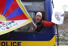 Unidentified protester with Tibetan flag. Photos by Xavier Moucq.