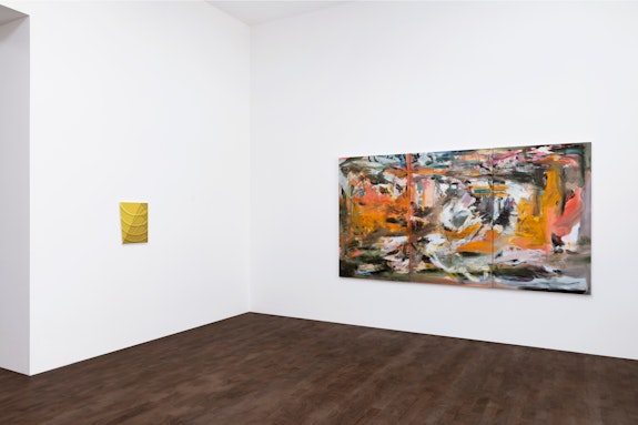 Installation view. Left: Tomma Abts, <em>Emko</em>, 2023. Acrylic and oil on canvas, 18 7/8 by 15 9/16 inches. Right: Cecily Brown, <em>It’s not yesterday anymore</em>, 2022. Oil on linen, 67 by 123 inches. © Tomma Abts and © Cecily Brown. Courtesy Gagosian. Photo: Lucy Dawkins. 