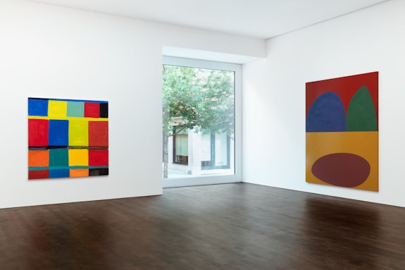 Left: Stanley Whitney, <em>Slow Walking</em>, 2022. Oil on linen, 72 by 72 inches. Right: Suzan Frecon, <em>persian mare mars</em>, 2022. Oil on linen, 108 by 87 3/8 inches. © Stanley Whitney, © Suzan Frecon. Courtesy Gagosian. Photo: Lucy Dawkins. 